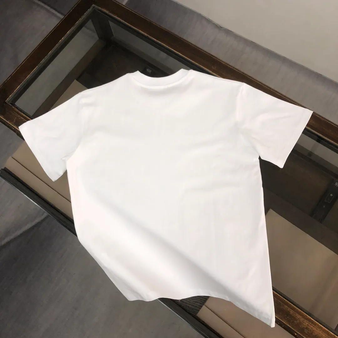 P180 Stone Island 2025 latest T-shirt, couple style ~ Original order, fashionable and casual short T-shirt, specially made of customized cotton fabric ~ Cotton T-shirt ~ Pre-washed to prevent deformation and shrinkage problem, more comfortable and breathable on the body ~ All available from stock ~ Unique design style, trendy must-have item, complete with three standards 👍 Color: black/white Size: S M L XL (larger version, please indicate your height and weight when placing an order)
